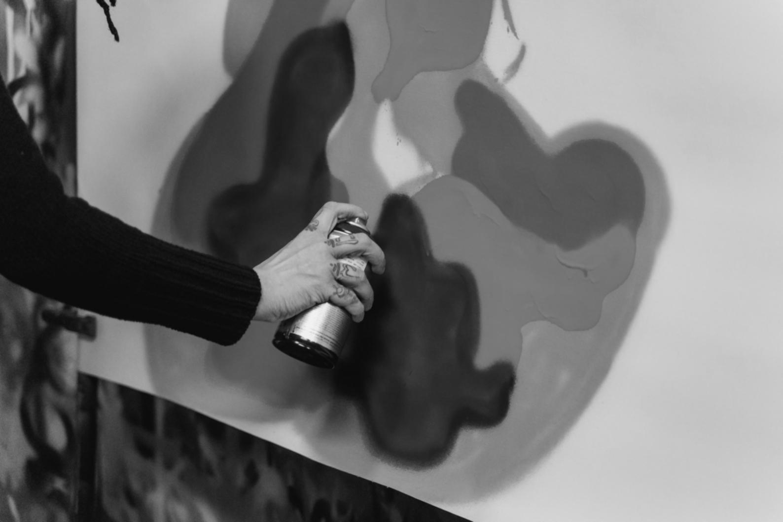 Composizione astratta che esplora i rapporti tra colori primari e secondari