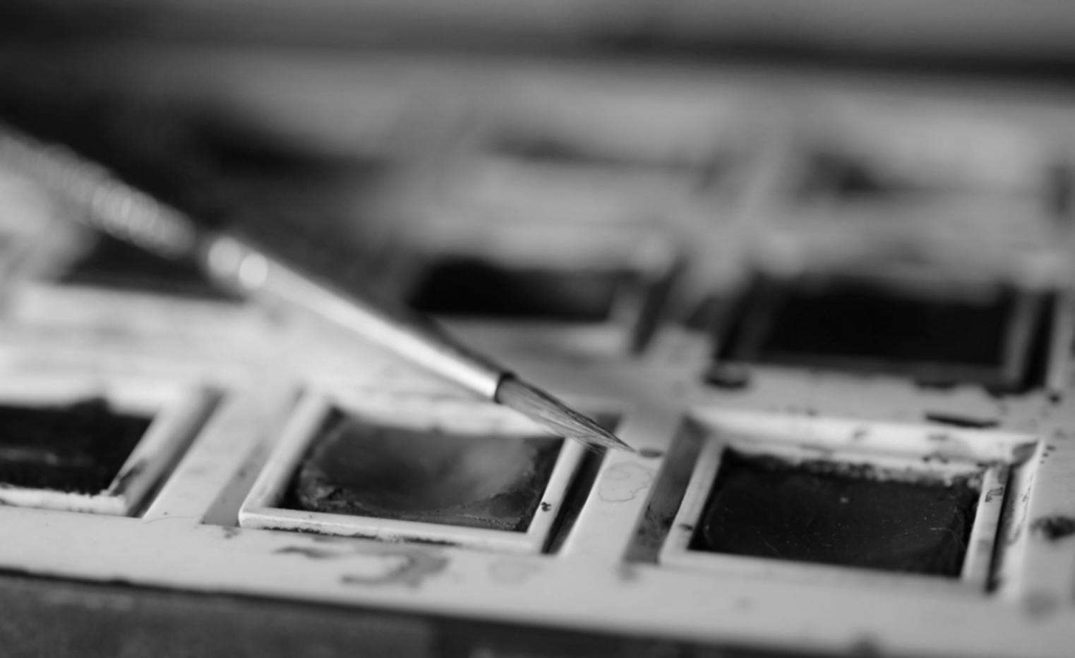 Studenti che sperimentano con diverse tecniche di colorazione durante una lezione pratica