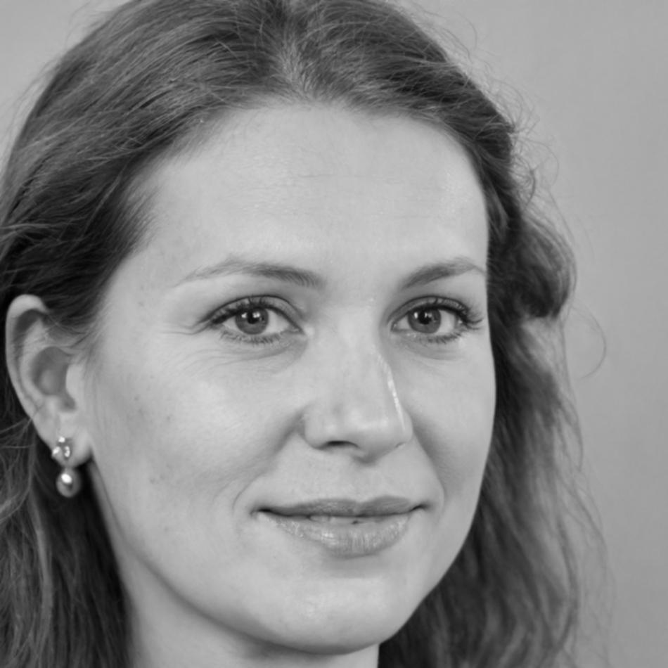 Artista che lavora su tecniche di mescolanza colori con tavolozza professionale