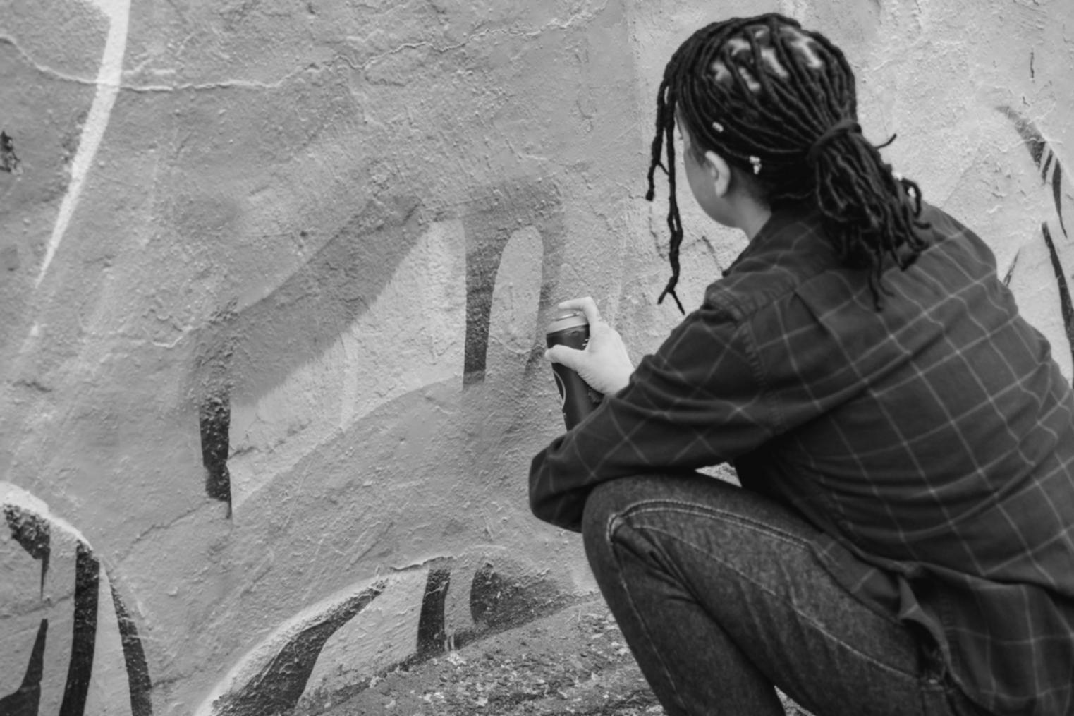 Esempi di esercizi pratici sulla teoria del colore con palette e tecniche di miscelazione