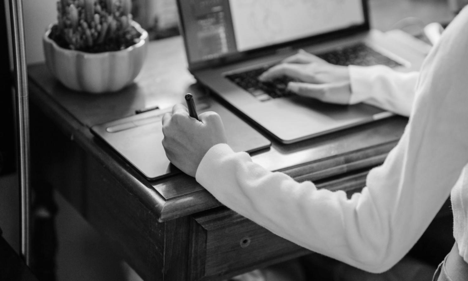 Studio artistico con tavolozze di colori e strumenti per disegno professionale