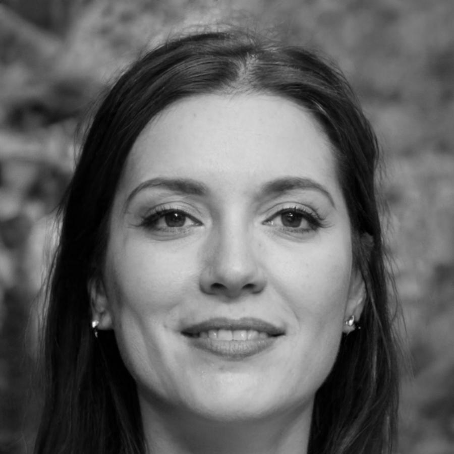 Ritratto della docente Elena Toscani, specialista in teoria del colore