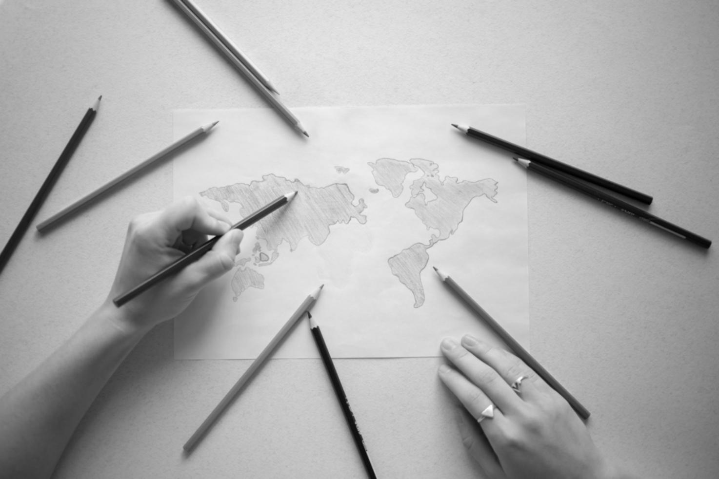 Studente che applica tecniche avanzate di teoria del colore in un disegno artistico, dimostrando l'uso pratico delle conoscenze acquisite